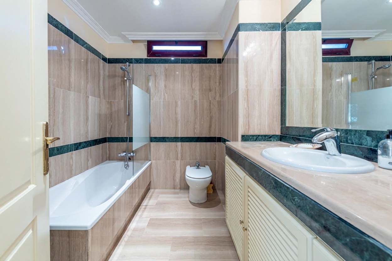 Beachfront flat in Benalmádena — Bathroom