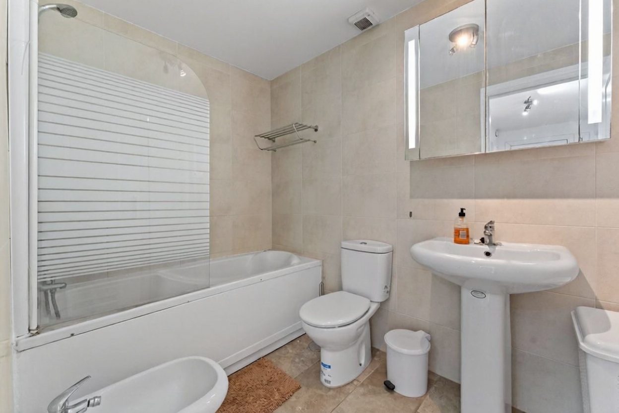 Beachfront flat in Benalmádena — Bathroom