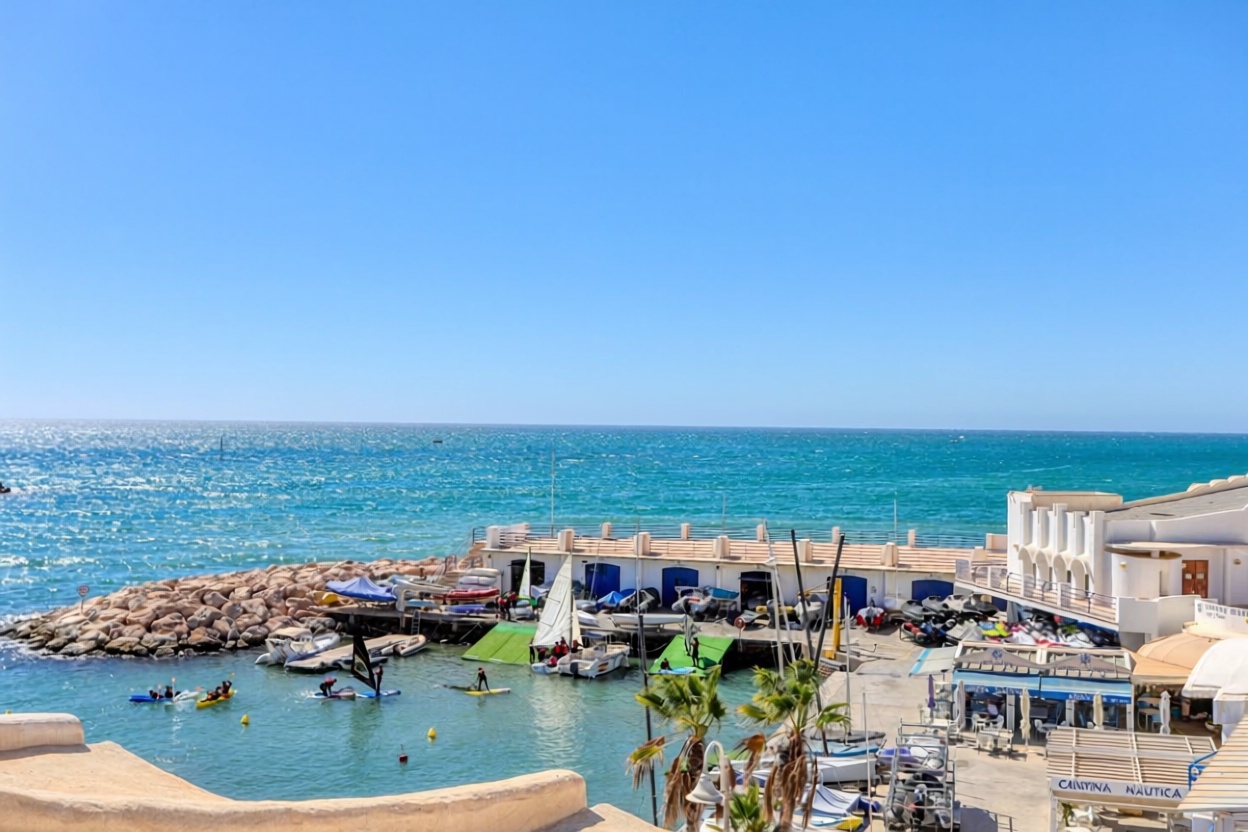 Piso en primera línea de playa en Benalmádena — Vista mar