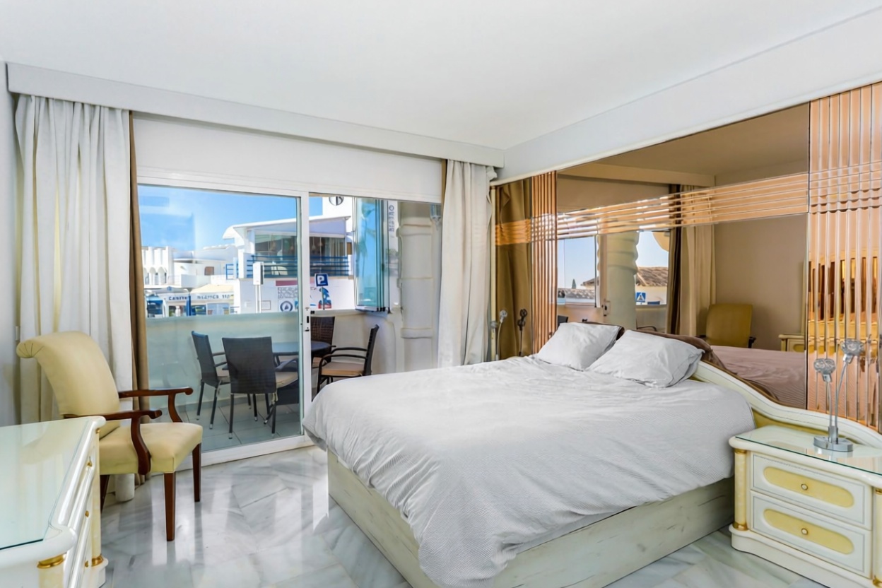 Piso en primera línea de playa en Benalmádena — Dormitorio