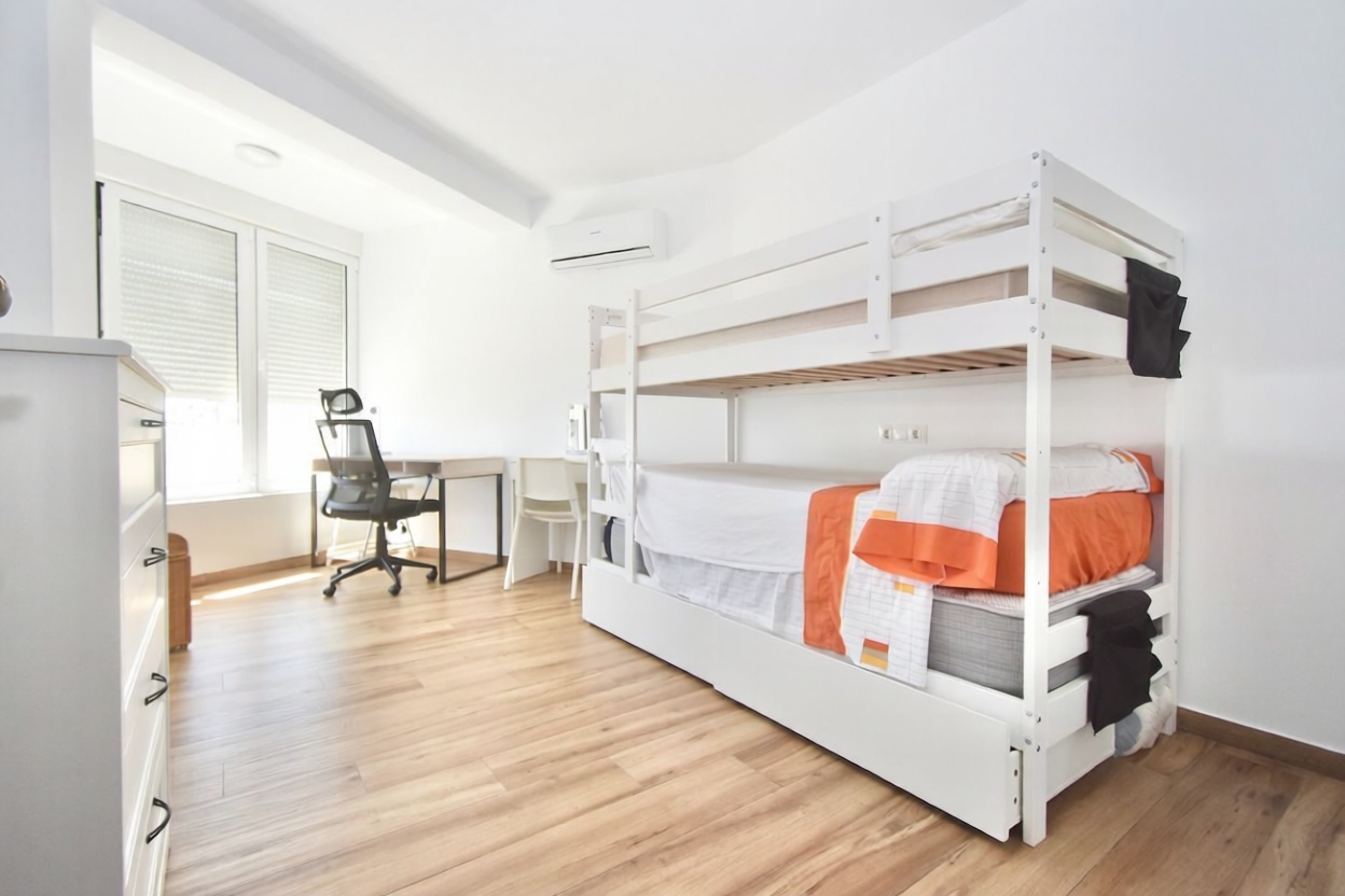 Piso en primera línea de playa en Benalmádena — Dormitorio
