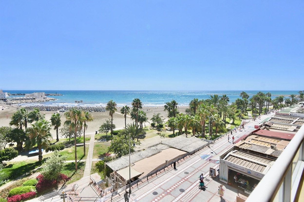 Piso en primera línea de playa en Benalmádena — Vista mar