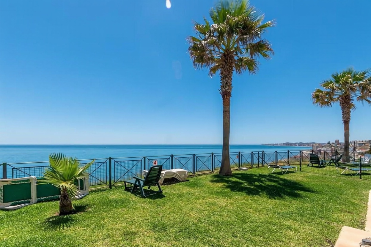 Piso en primera línea de playa en Benalmádena — Vista mar