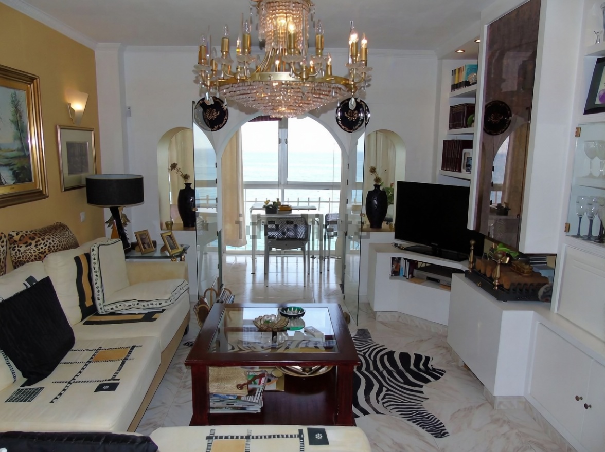 Appartement en attique en première ligne de mer à Benalmádena — Séjour