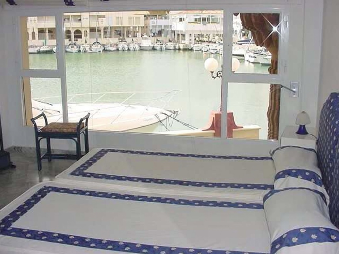 Piso en primera línea de playa en Benalmádena — Dormitorio