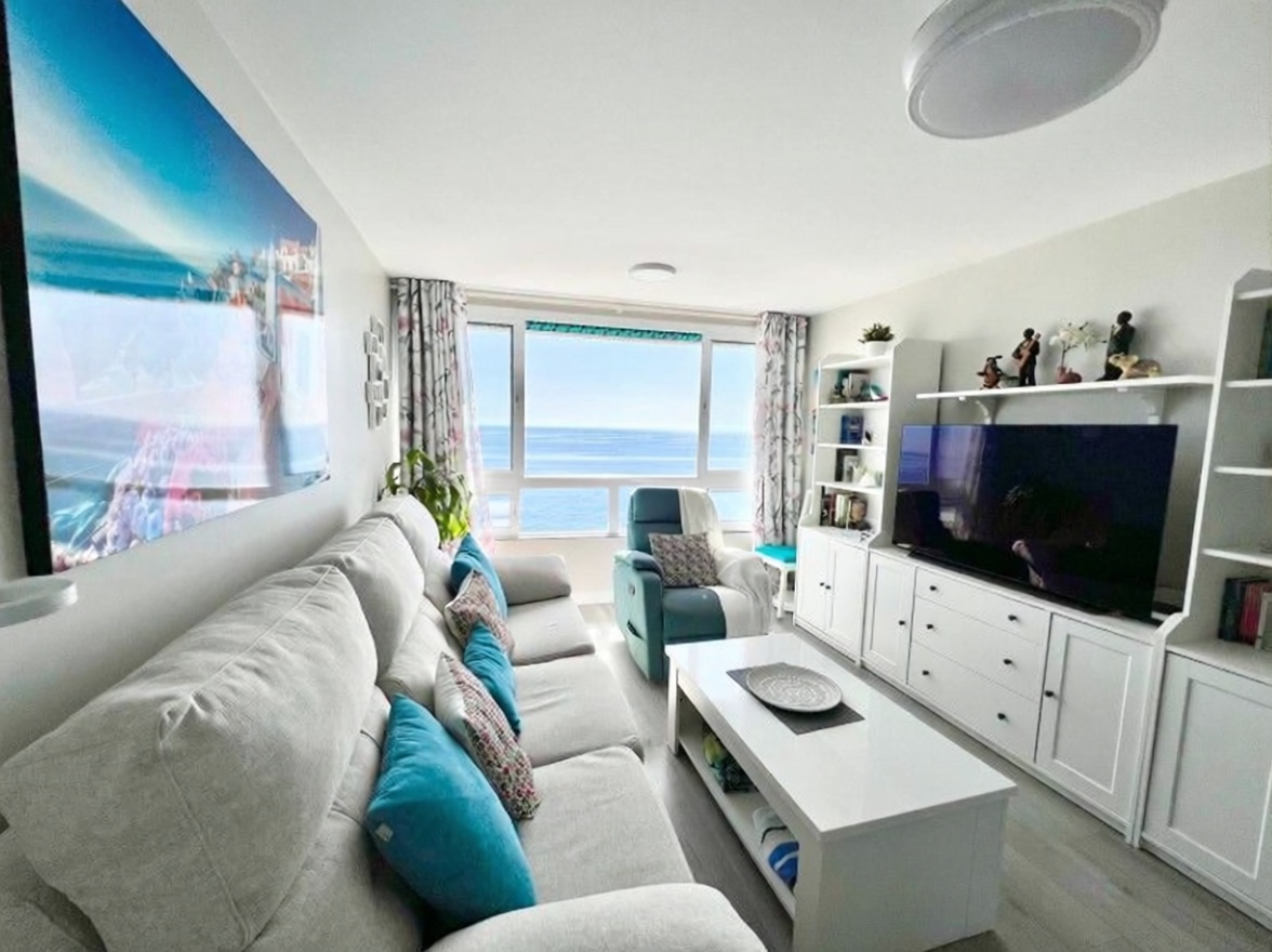 Beachfront flat in Benalmádena — Living room