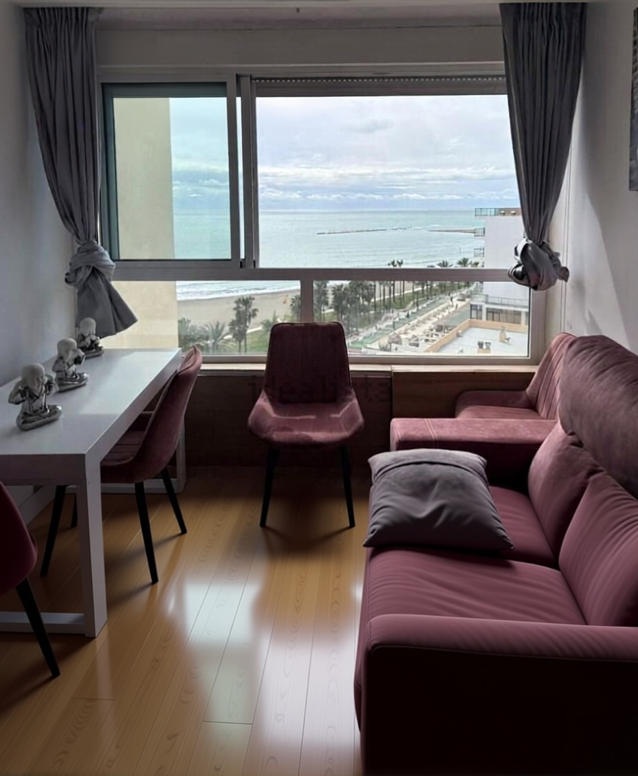 Beachfront flat in Benalmádena — Living room