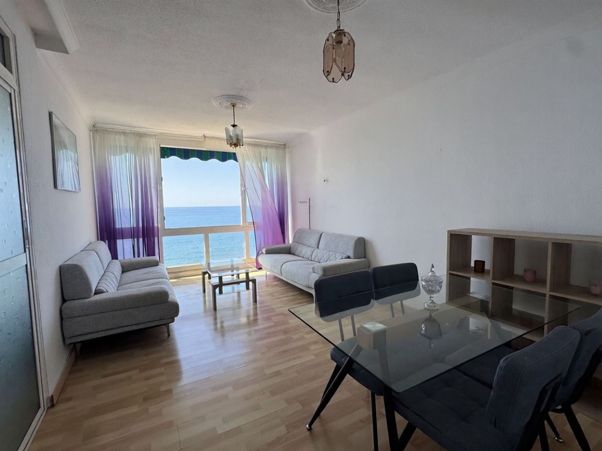 Piso en primera línea de playa en Benalmádena — Salón