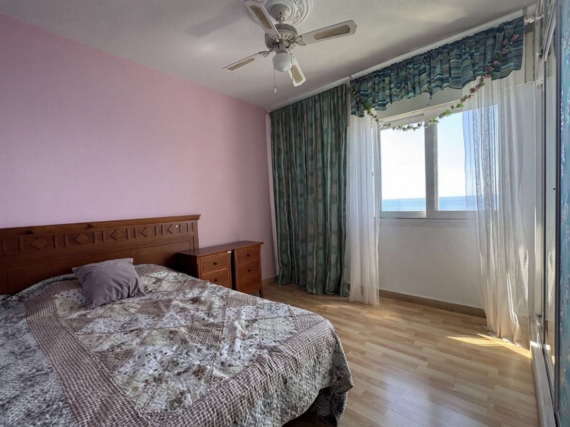 Piso en primera línea de playa en Benalmádena — Dormitorio