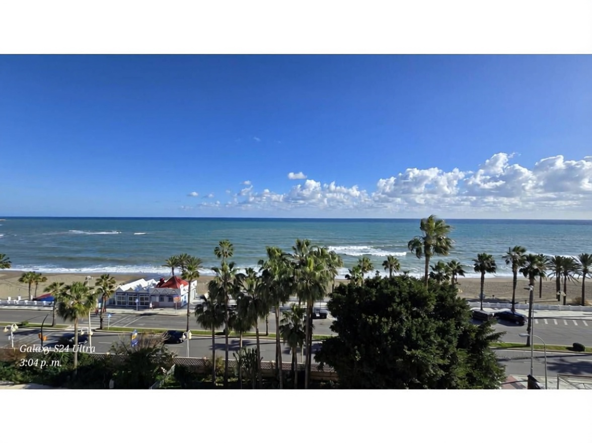 Piso en primera línea de playa en Benalmádena — Vista mar