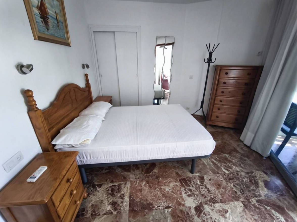 Piso en primera línea de playa en Benalmádena — Dormitorio