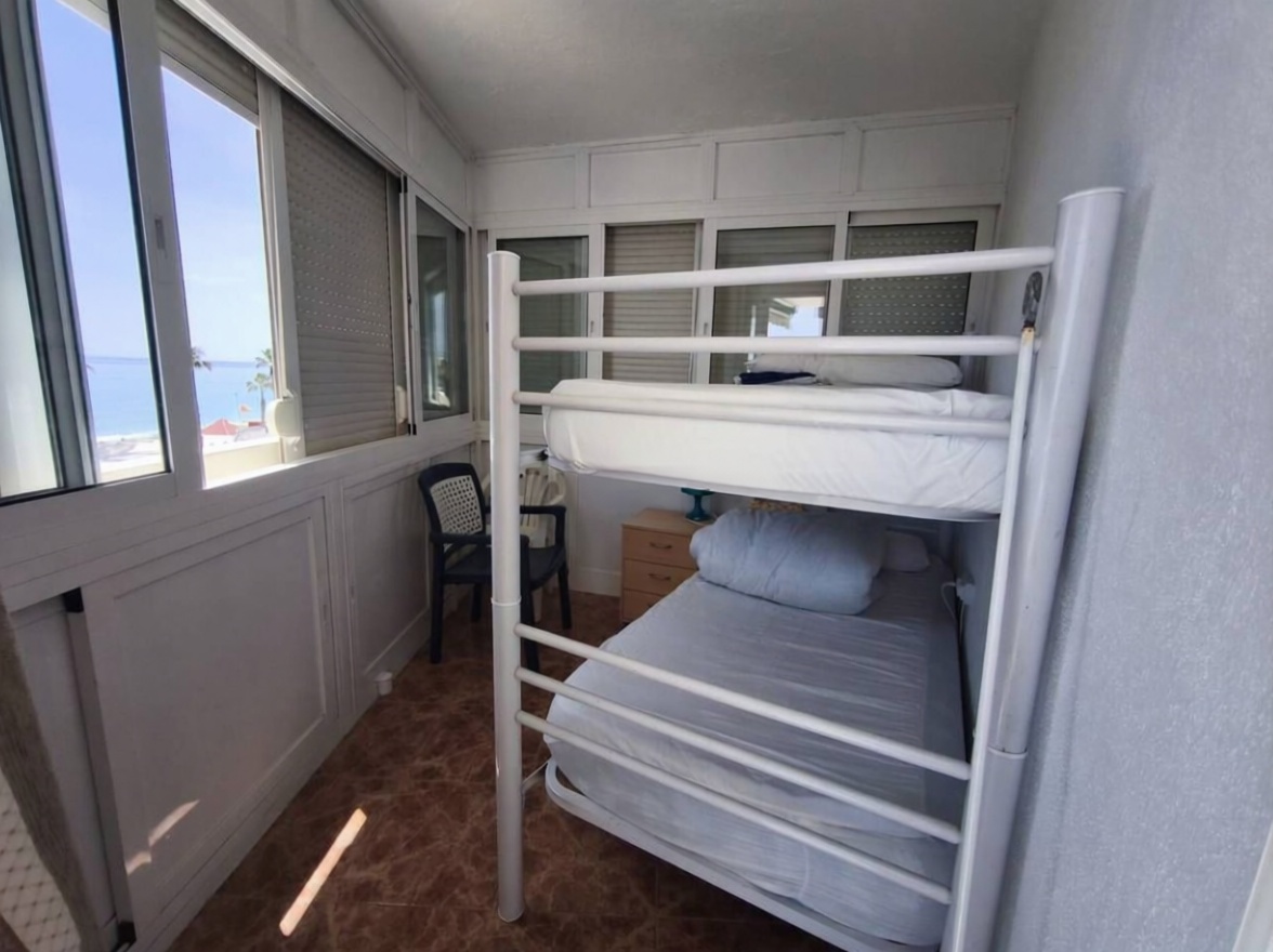 Piso en primera línea de playa en Benalmádena — Dormitorio