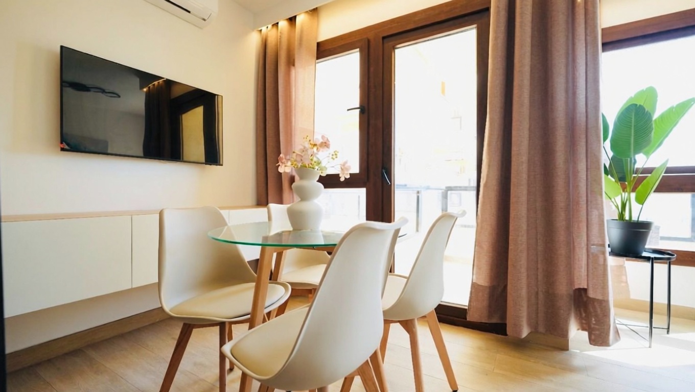 Piso en primera línea de playa en Benalmádena — Comedor