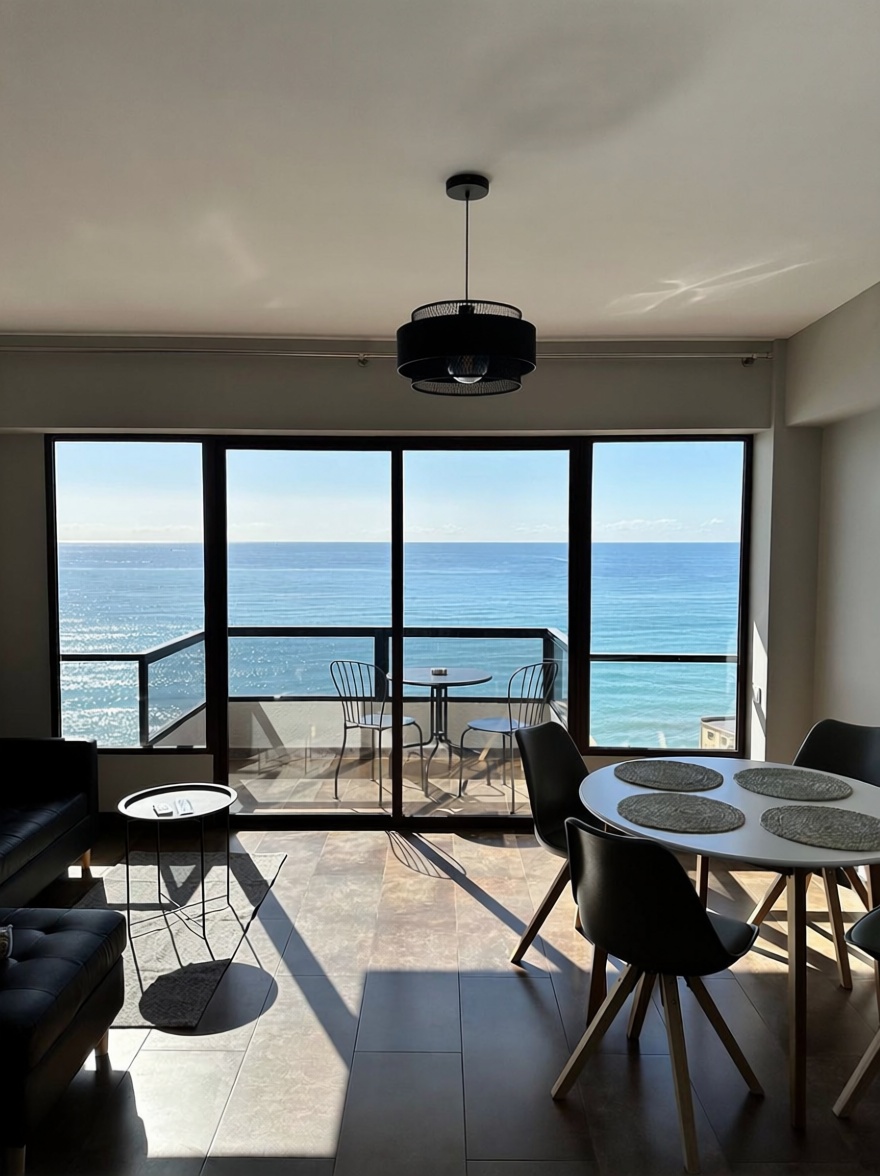 Appartement en attique en première ligne de mer à Benalmádena — Séjour
