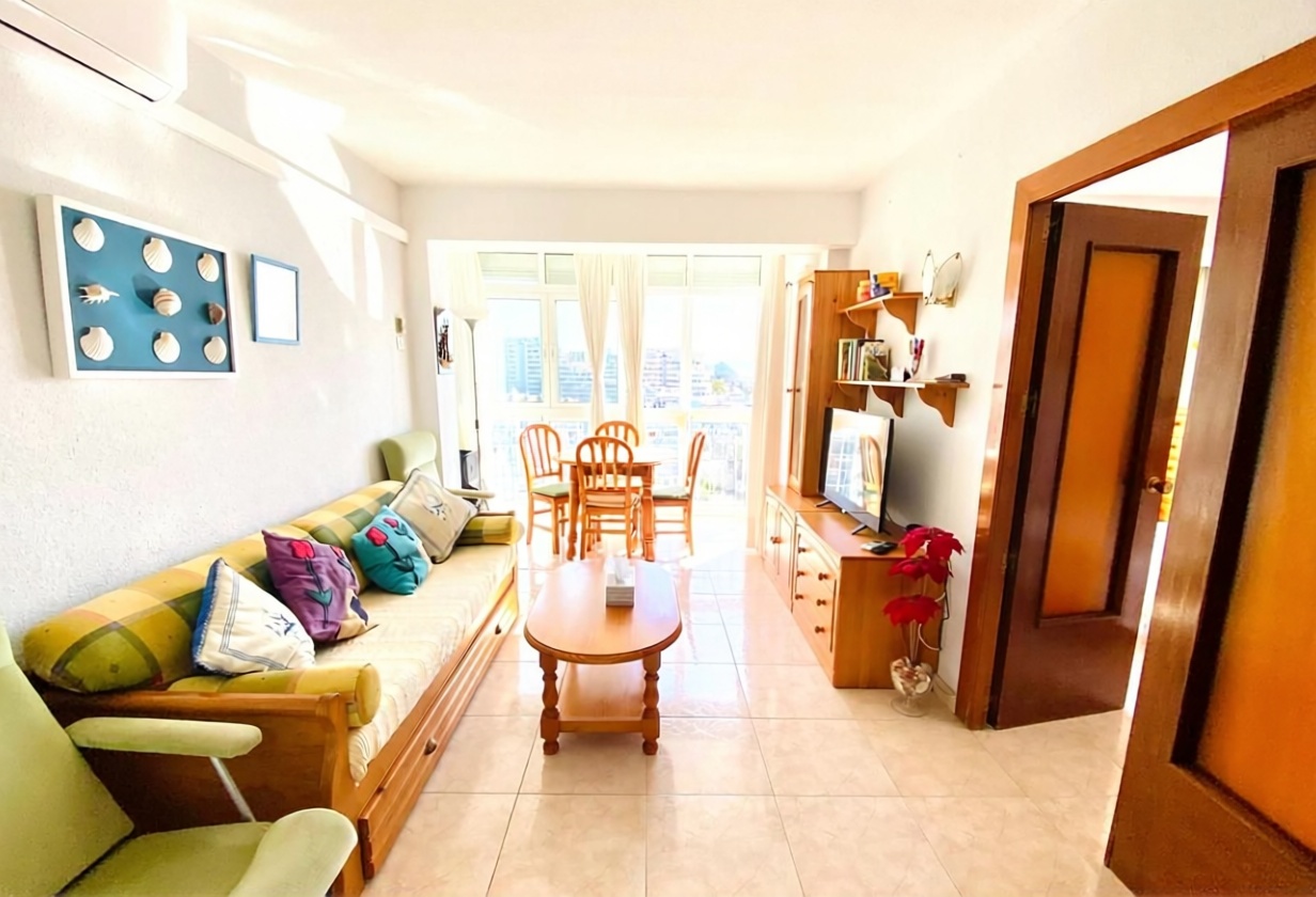 Piso en primera línea de playa en Benalmádena — Salón