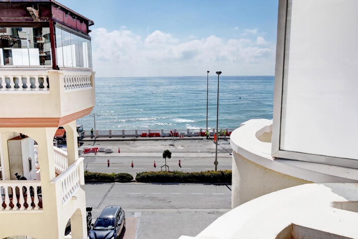 Appartement en première ligne de plage à Benalmádena — Vue mer