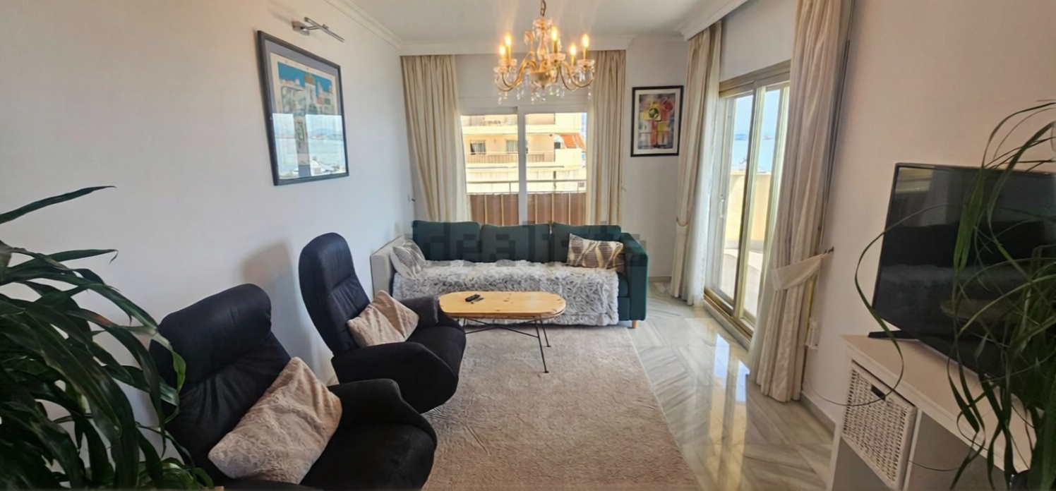 Appartement en première ligne de plage à Fuengirola — Séjour