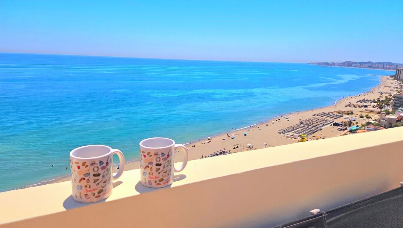Dúplex en primera línea de playa en Fuengirola — Vista mar