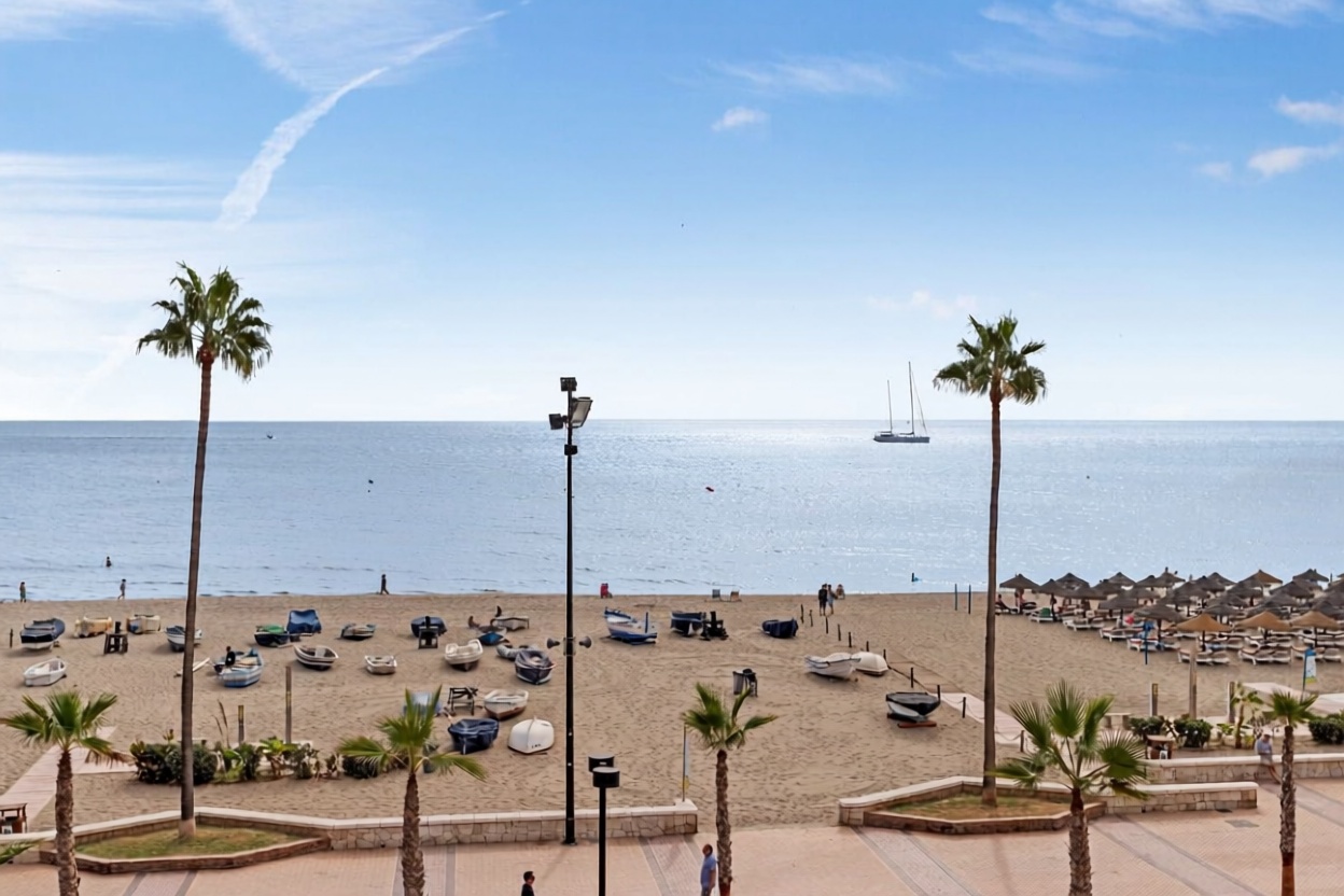 Appartement en première ligne de plage à Fuengirola — Vue mer