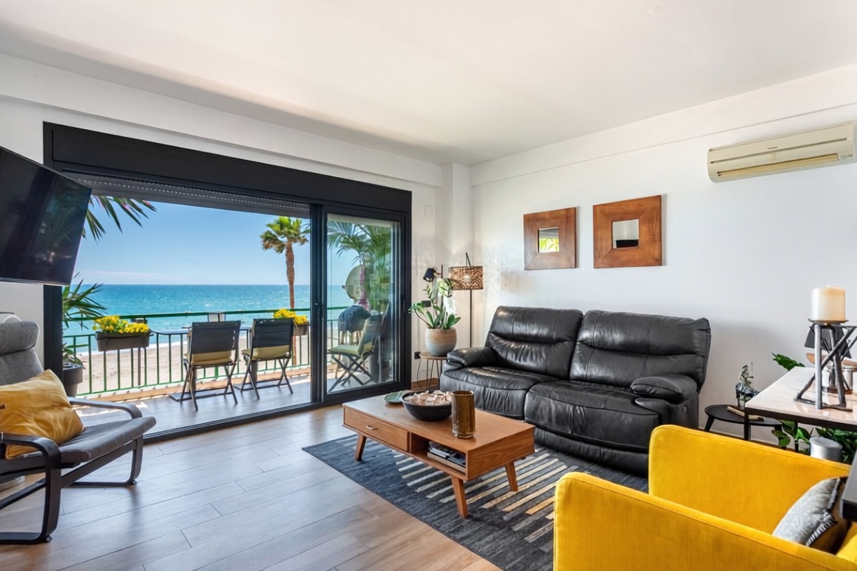 Apartamento em primeira linha de praia em Fuengirola — Sala
