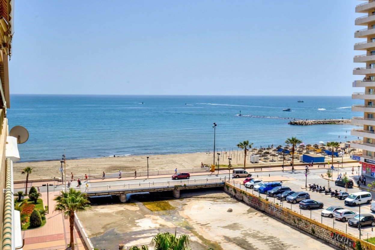 Piso en primera línea de playa en Fuengirola — Vista mar