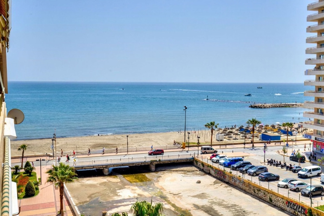 Appartement en première ligne de plage à Fuengirola — Vue mer
