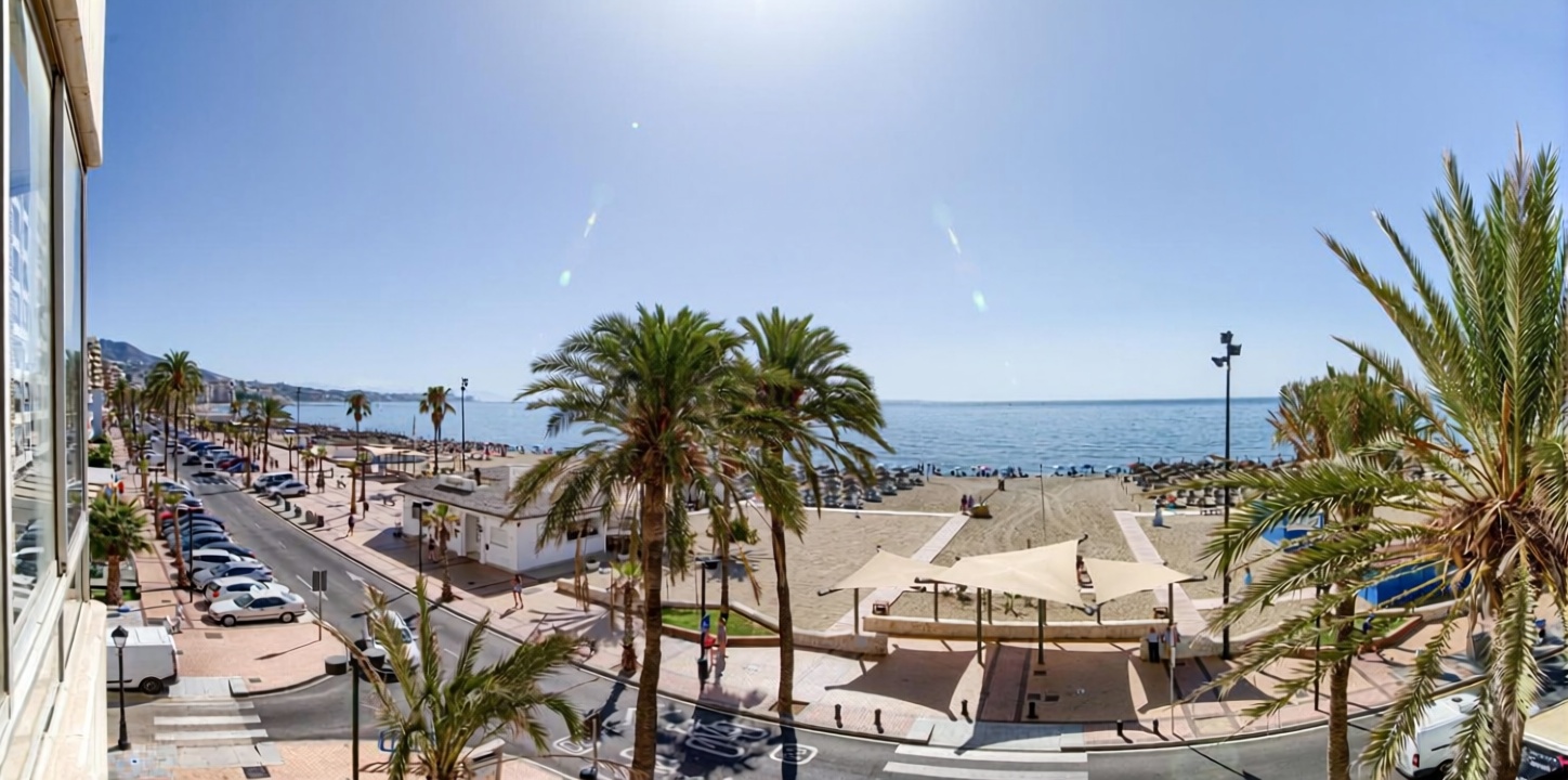 Piso en primera línea de playa en Fuengirola — Vista mar