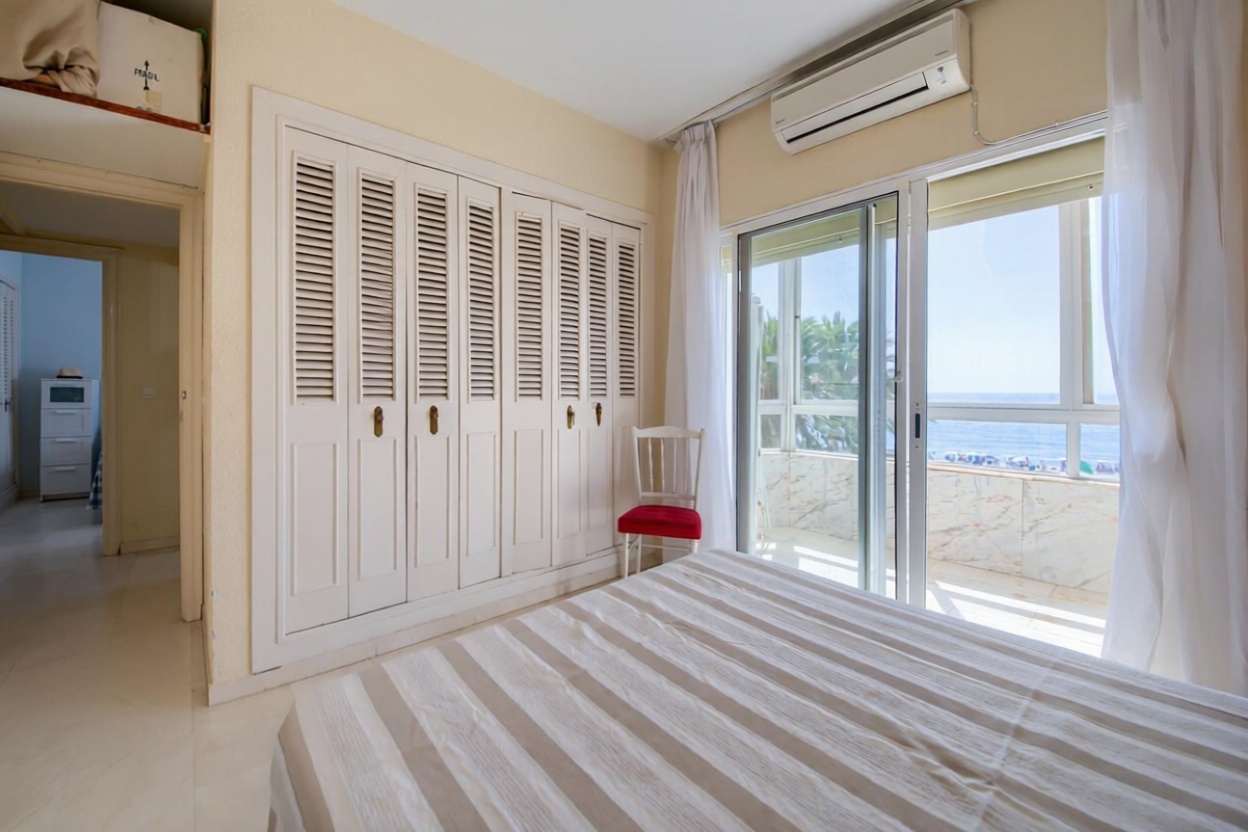 Piso en primera línea de playa en Fuengirola — Dormitorio