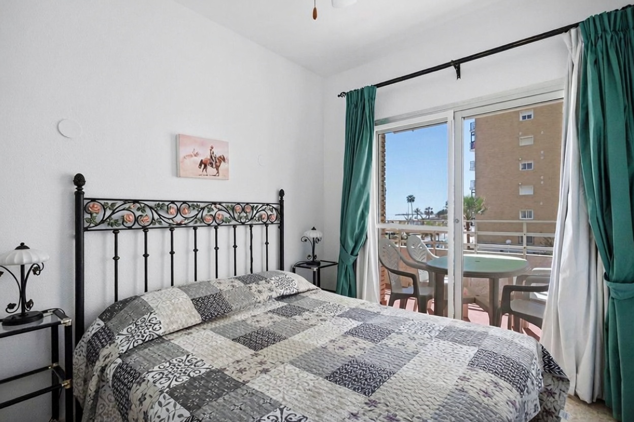 Piso en primera línea de playa en Fuengirola — Dormitorio