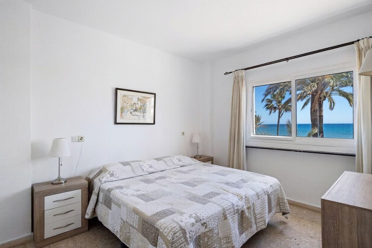 Piso en primera línea de playa en Fuengirola — Dormitorio