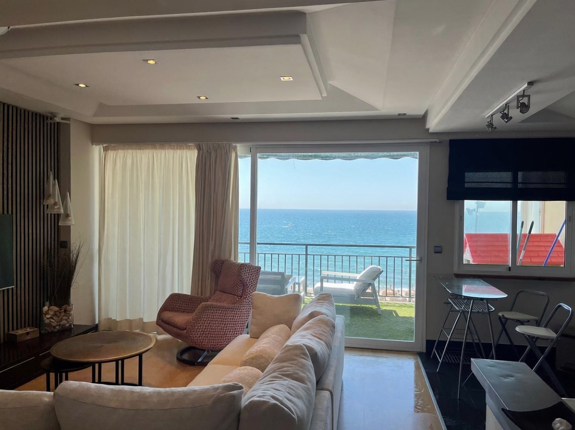 Apartamento em primeira linha de praia em Fuengirola — Sala