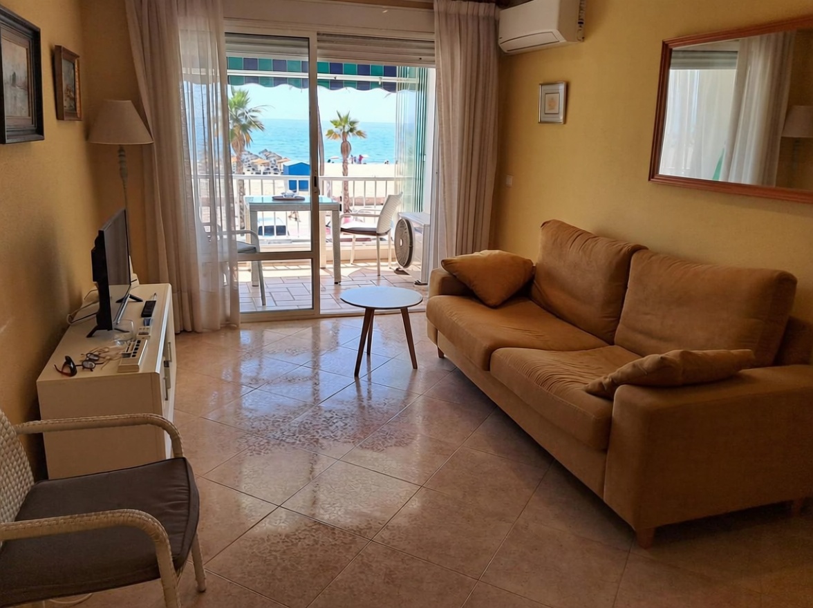 Appartement en première ligne de plage à Fuengirola — Séjour
