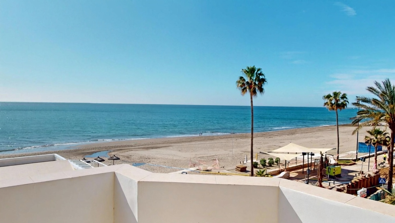 Piso en primera línea de playa en Fuengirola — Vista mar