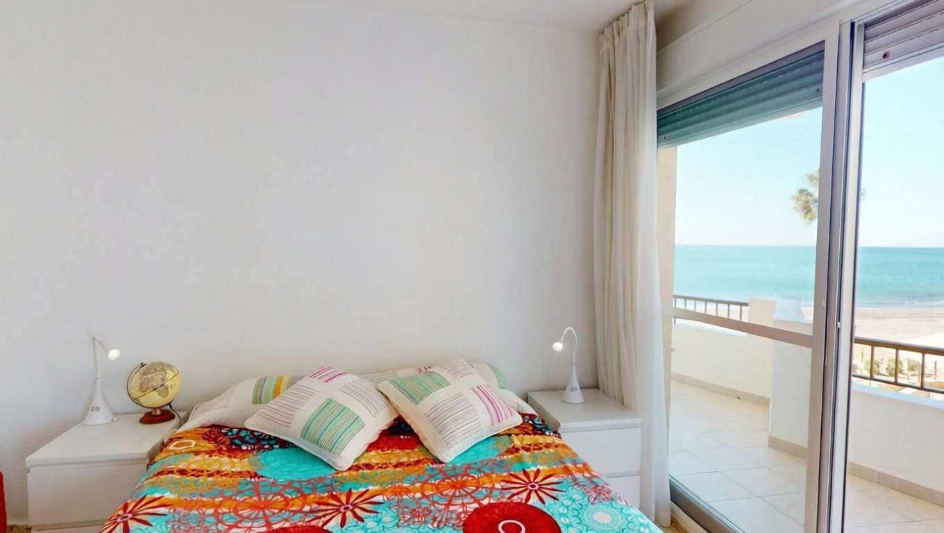 Piso en primera línea de playa en Fuengirola — Dormitorio