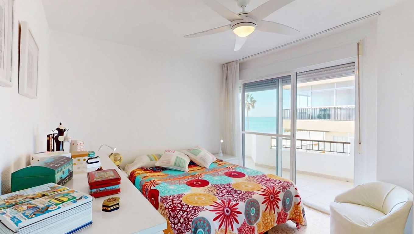 Piso en primera línea de playa en Fuengirola — Dormitorio