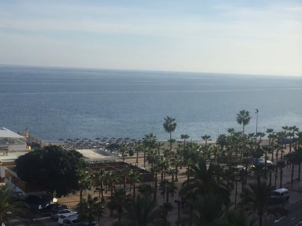 Piso en primera línea de playa en Fuengirola — Vista mar