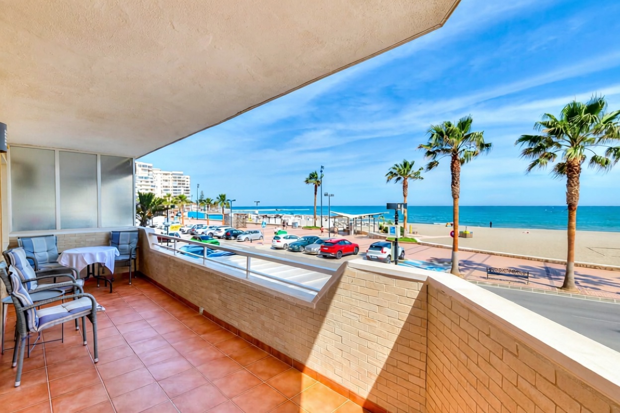 Piso en primera línea de playa en Fuengirola — Terraza mar