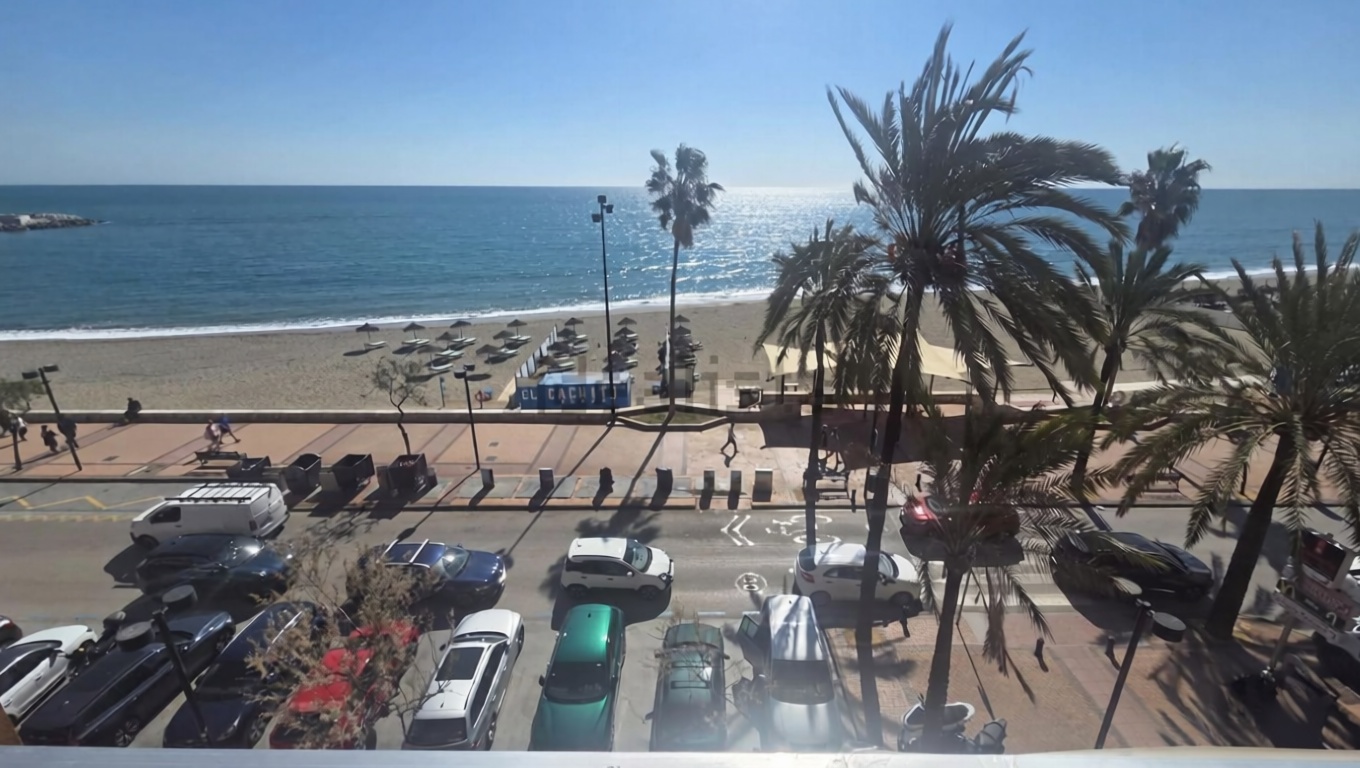 Piso en primera línea de playa en Fuengirola — Vista mar