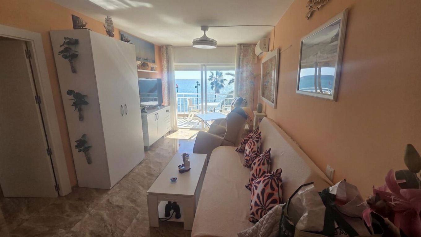 Piso en primera línea de playa en Fuengirola — Salón