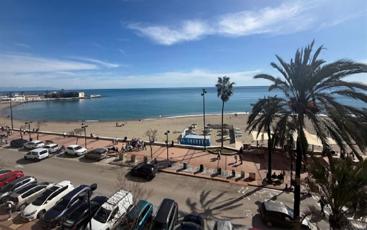 Appartement en première ligne de plage à Fuengirola — Vue mer