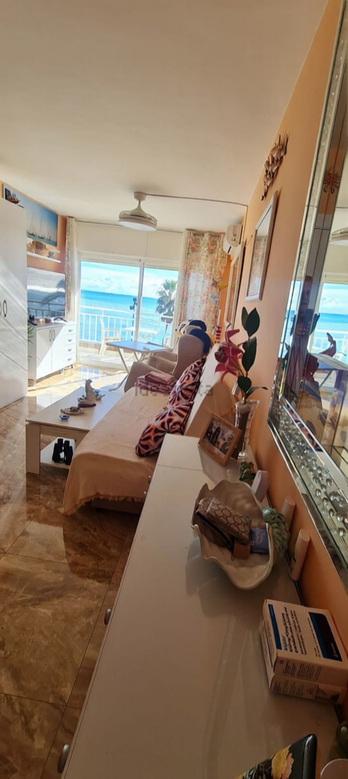 Piso en primera línea de playa en Fuengirola — Salón
