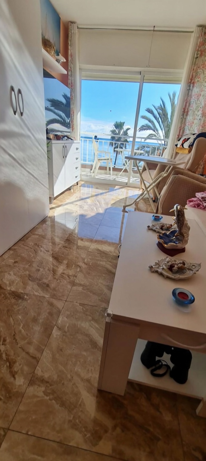 Piso en primera línea de playa en Fuengirola — Salón
