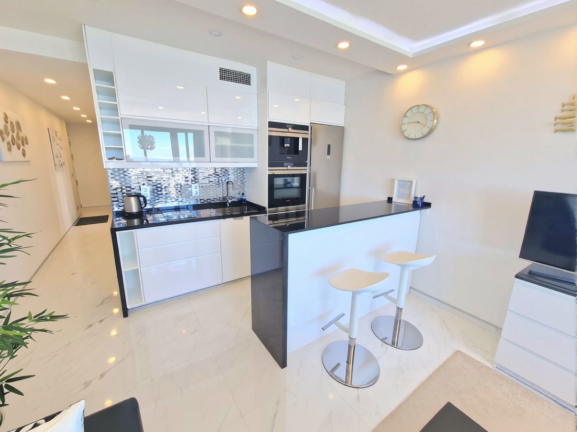 Piso en primera línea de playa en Fuengirola — Cocina