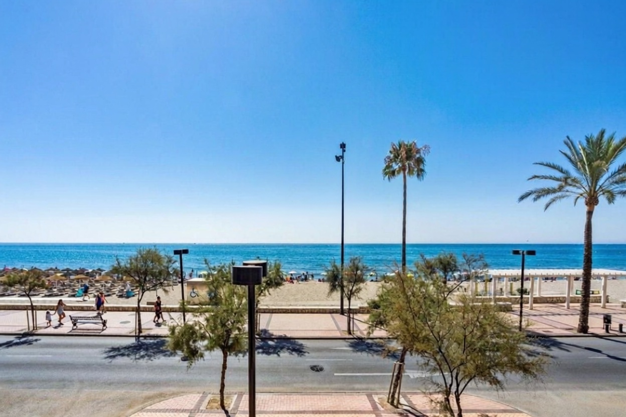 Appartement en première ligne de plage à Fuengirola — Vue mer