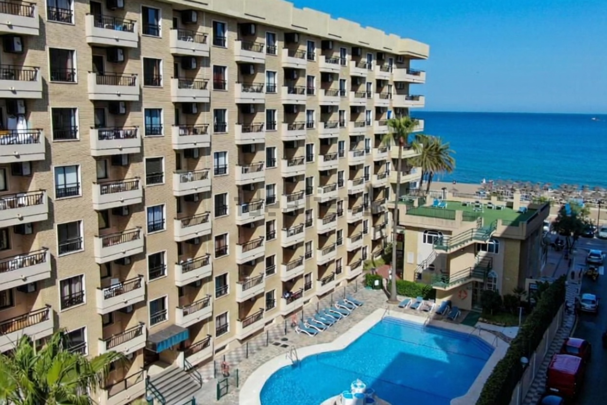 Appartement en première ligne de plage à Fuengirola — Piscine