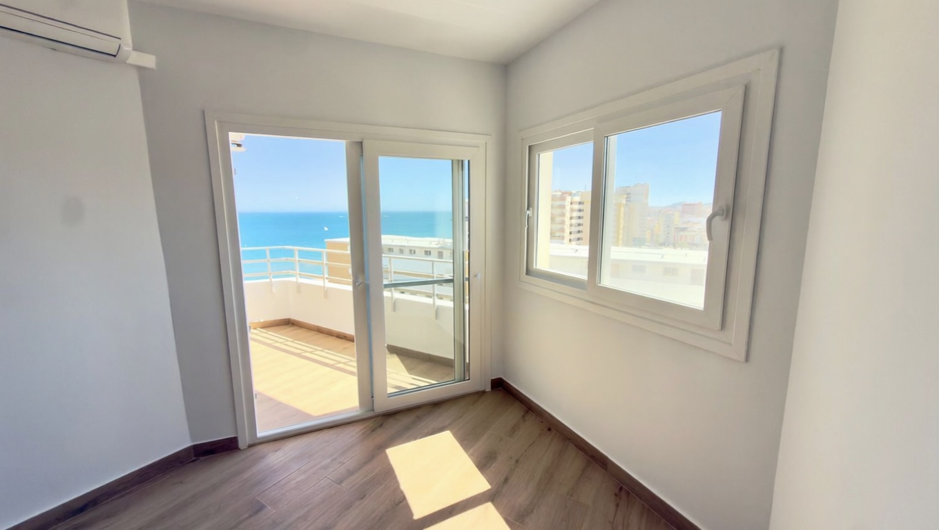 Piso en primera línea de playa en Fuengirola — Salón
