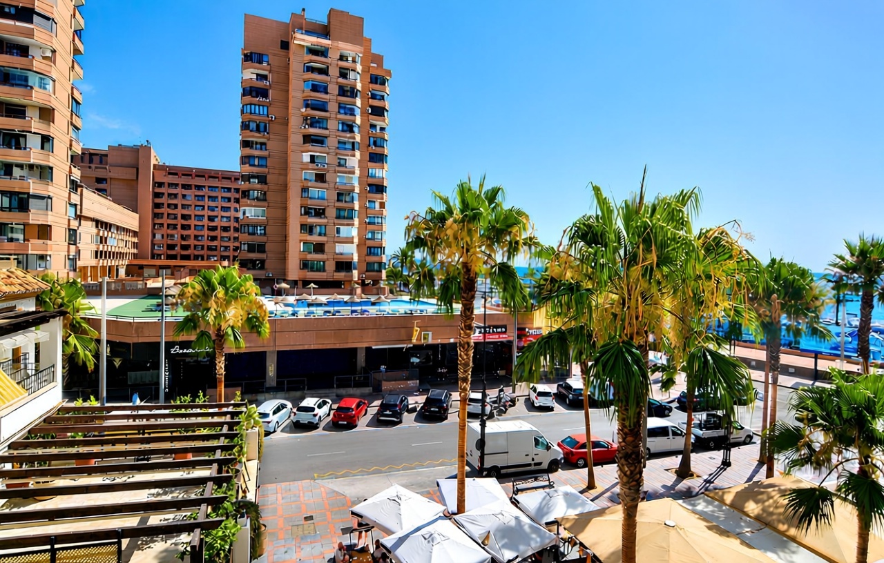 Piso en primera línea de playa en Fuengirola — Terraza mar