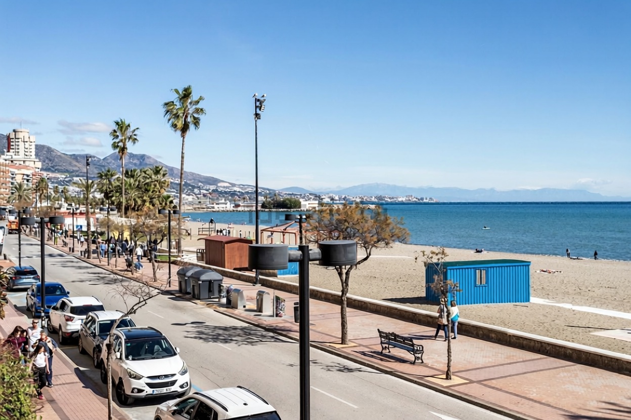 Piso en primera línea de playa en Fuengirola — Vista mar