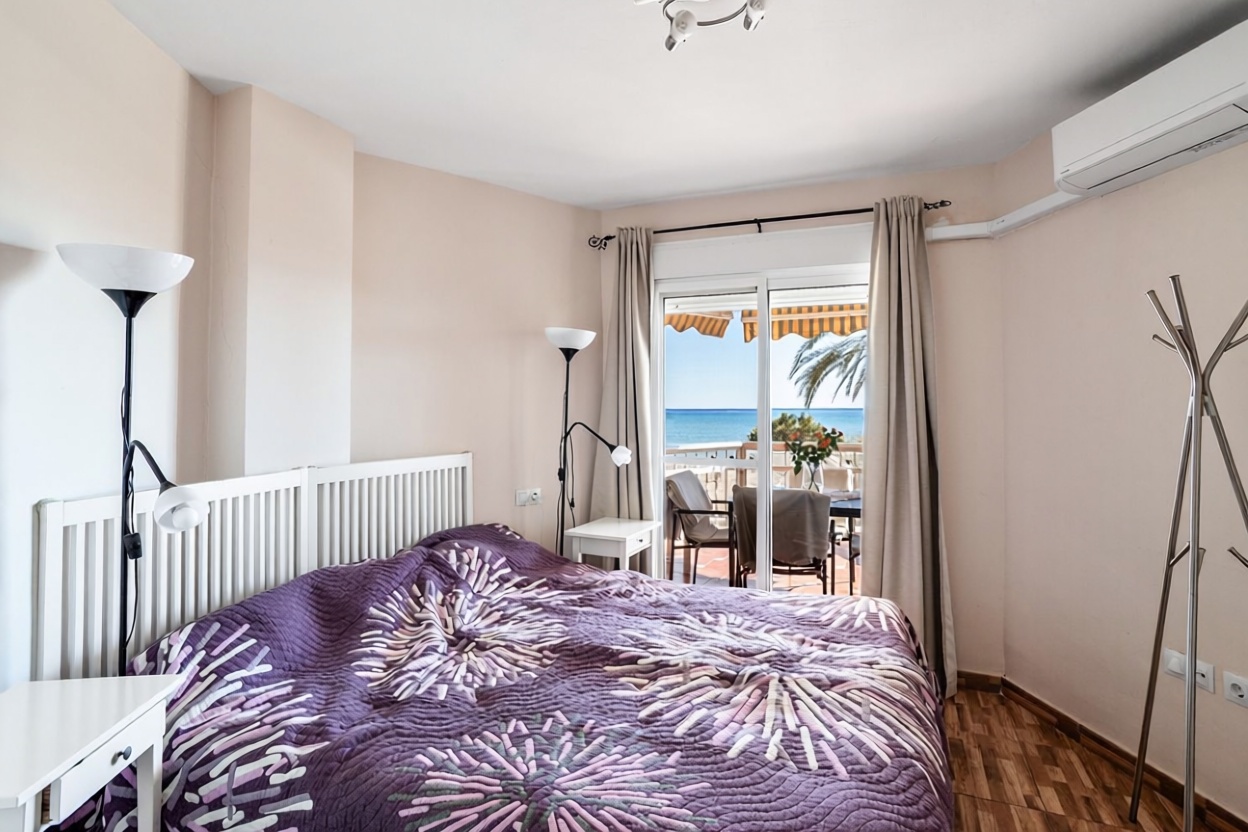 Piso en primera línea de playa en Fuengirola — Dormitorio