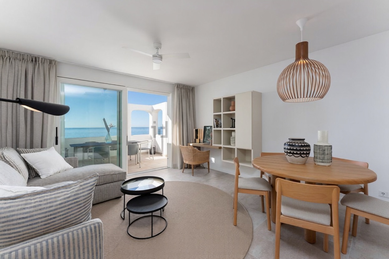 Ático en primera línea de mar en Mijas — Salón